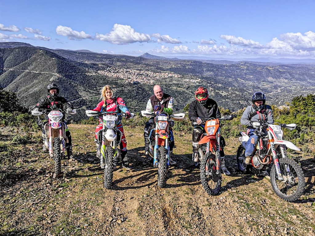 Tour Enduro Sardegna group riding